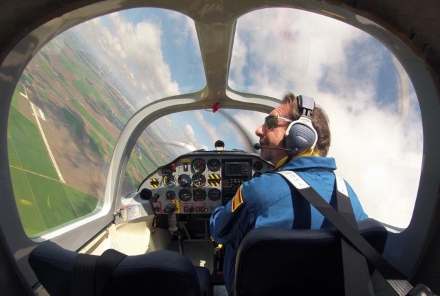 Piloto virando en el aire.jpg